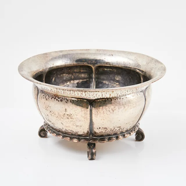 SKÅL, på fötter, silver, hamrad dekor, Karl Andersson, Stockholm 1920.