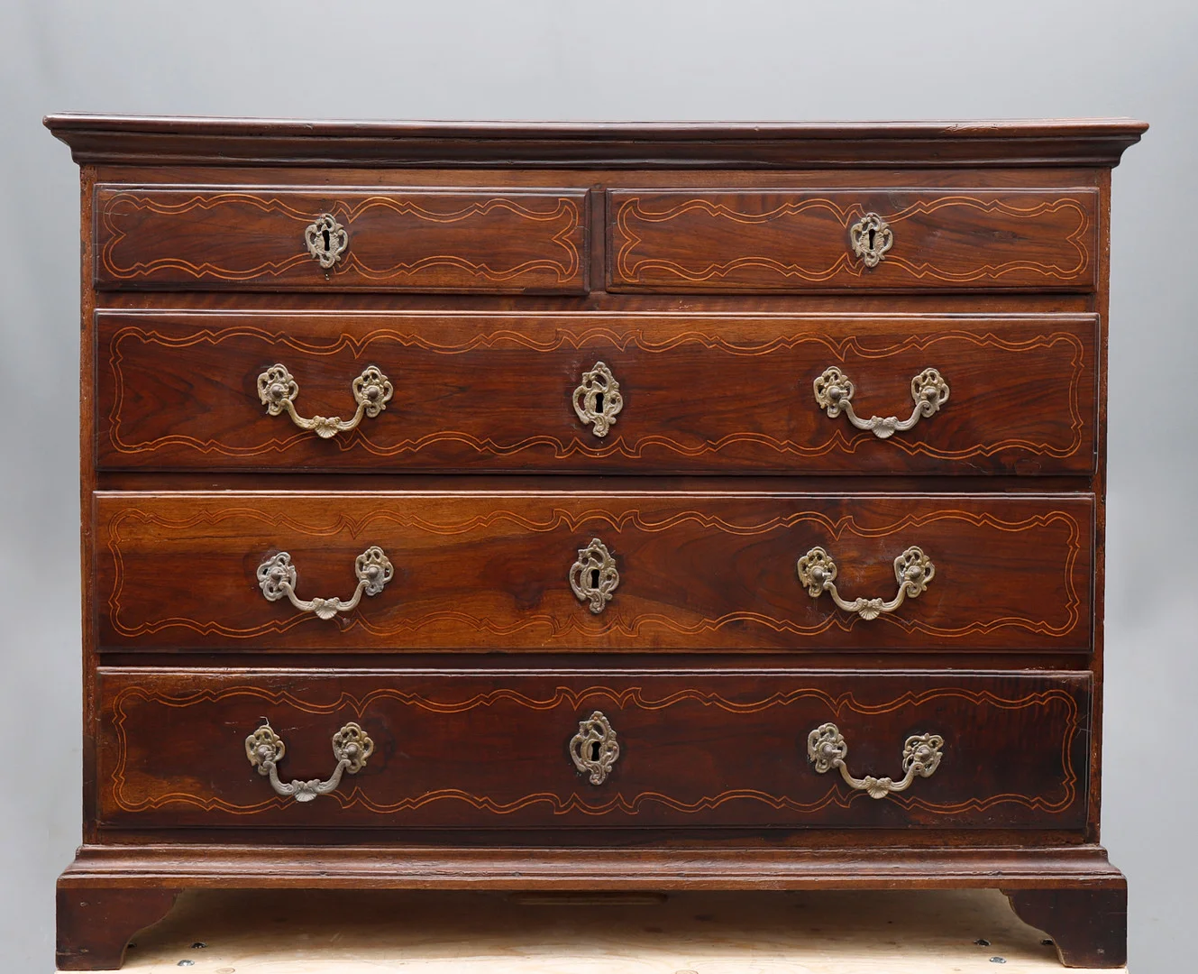Catalan chest of drawers in walnut with boxwood fillets, 18th Century. — Chests of drawers — Balclis