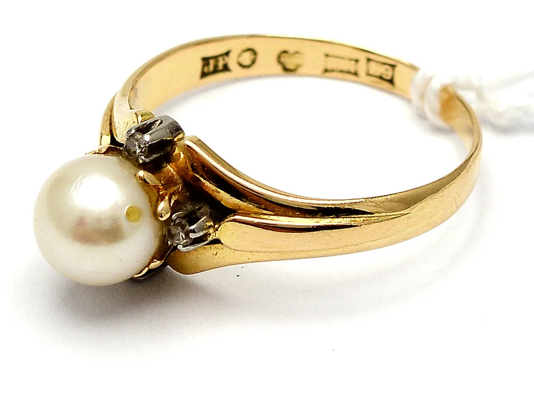 Ring 18K 3,2g Ø17½, med odlad pärla 6,8mm och diamanter 4xca0,01ct — Smycken/Ring — Kaplans