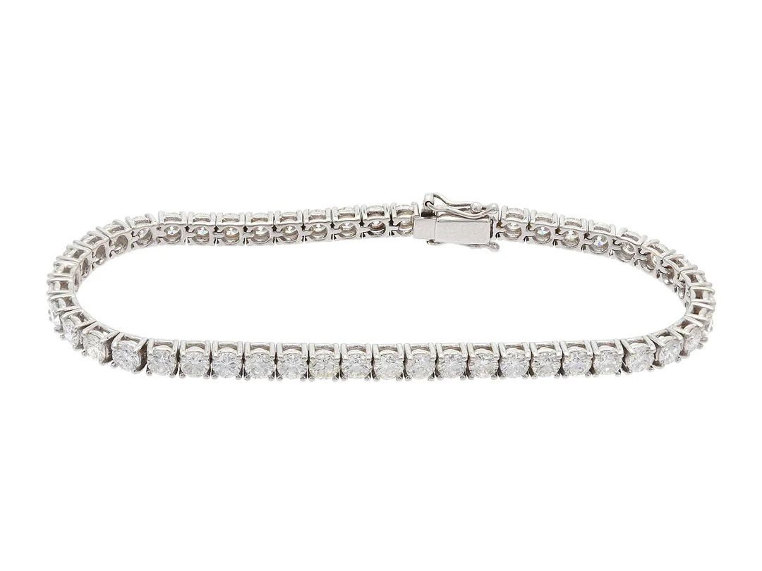 TENNISARMBAND, 18K vitguld, 51 briljantslipade diamanter ca 6,26 ctv, ca W-Cr(H-J)/VS, längd 17,5 cm, vikt 12,8 g. — Smycken/Armband — Kaplans