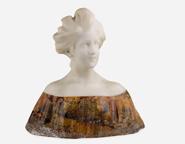ESCUELA FRANCESA. Escultura de dama, mármoles, primer tercio siglo XX, sin firmar.