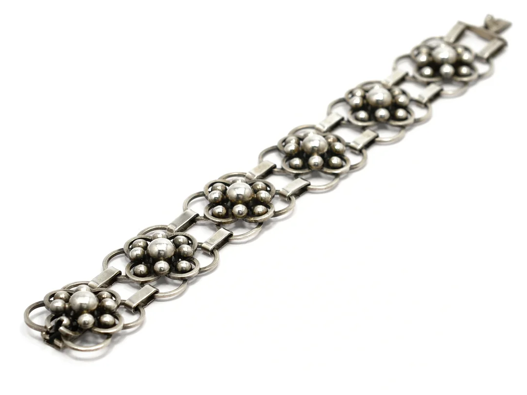 ARMBAND, silver, längd 18,5 cm, vikt 37,4 g, liten skada, Sverige 1951. — Smycken/Armband — Kaplans