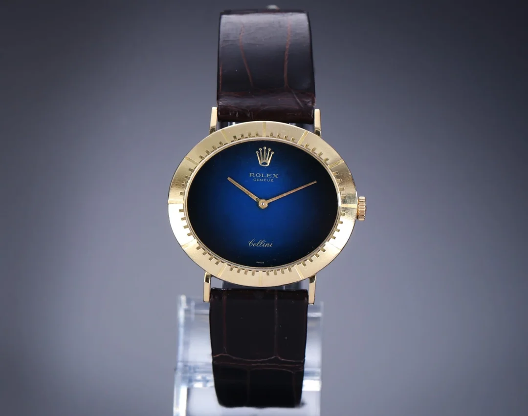Rolex 'Cellini'. Midsize dameur i 18 kt. guld med blå skive, ca. 1972 — Watches and clocks/Ladies watches — Lauritz