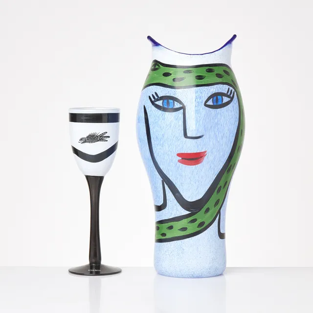 ULRICA HYDMAN-VALLIEN. 2 st, Vas "Open Mind" och glas på fot "Caramba", Kosta Boda, signerade och numrerade.