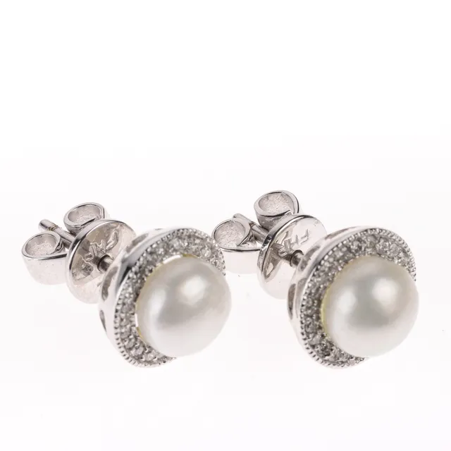 Diamonds By Frisenholm. A pair of brilliant earrings of 9 kt. white gold with freshwater pearl (2)