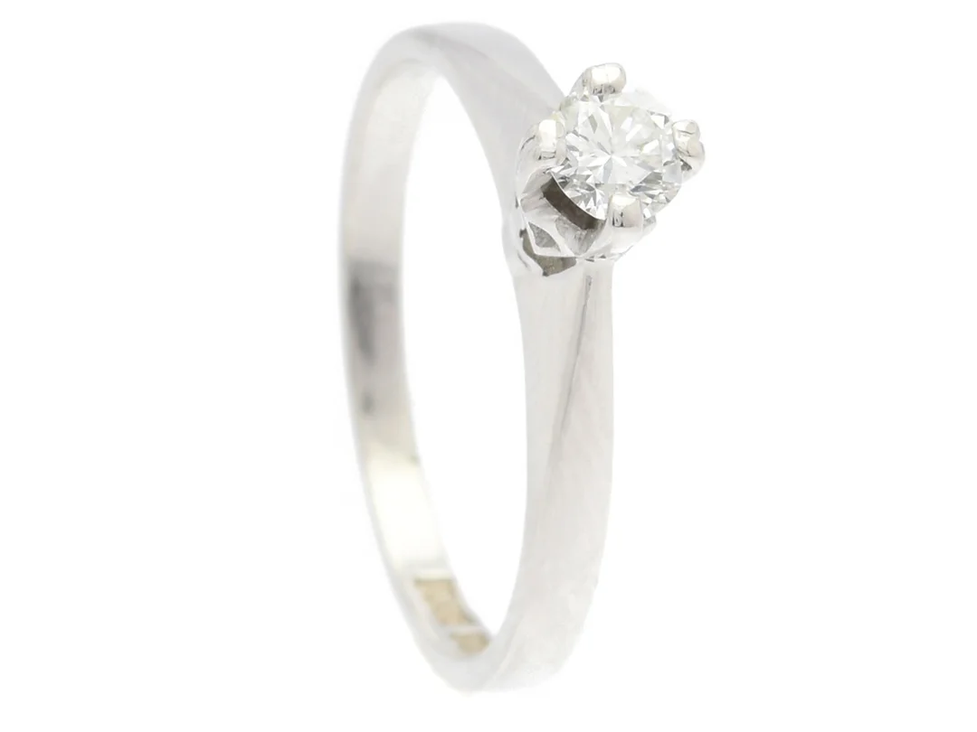 ENSTENSRING, 18K vitguld, briljantslipad diamant ca 0,23 ct, ca TW/VS, stl 16,75+ mm, vikt 2,9 g, skada på kronan, nagg på rondist. — Smycken/Enstensring — Kaplans