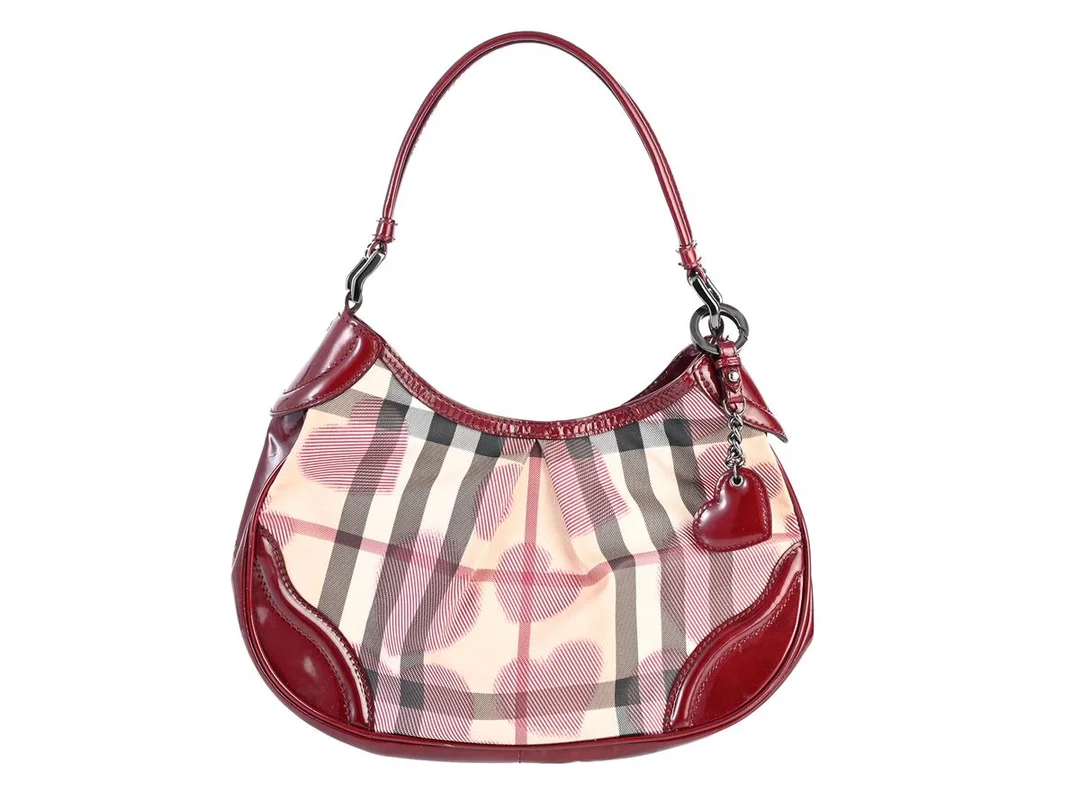 VÄSKA, BURBERRY, Hobo Bag, vinrött lackskinn, rutigt canvas, mörka beslag, 32x20x5 cm, lite fläckar på foder. — Accessoarer/Väskor — Kaplans