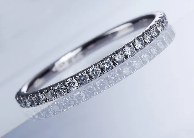 Alliancering af 18 kt. hvidguld prydet med brillanter, i alt ca. 0.60 ct.