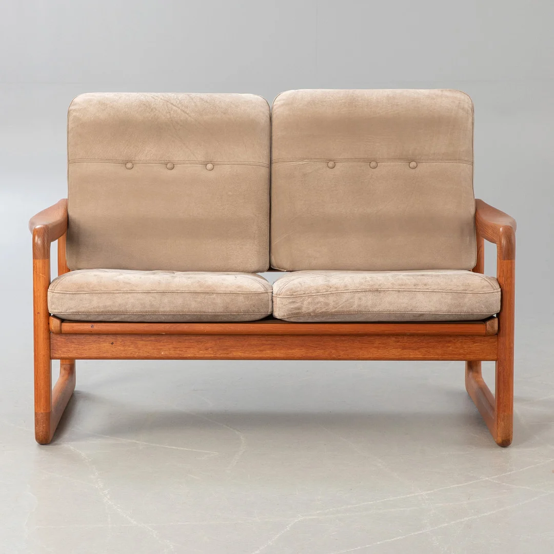 Holstebro, 2-Sitzer Sofa in Teak. — Sofas & Seatings — Stockholms Auktionsverk Hamburg