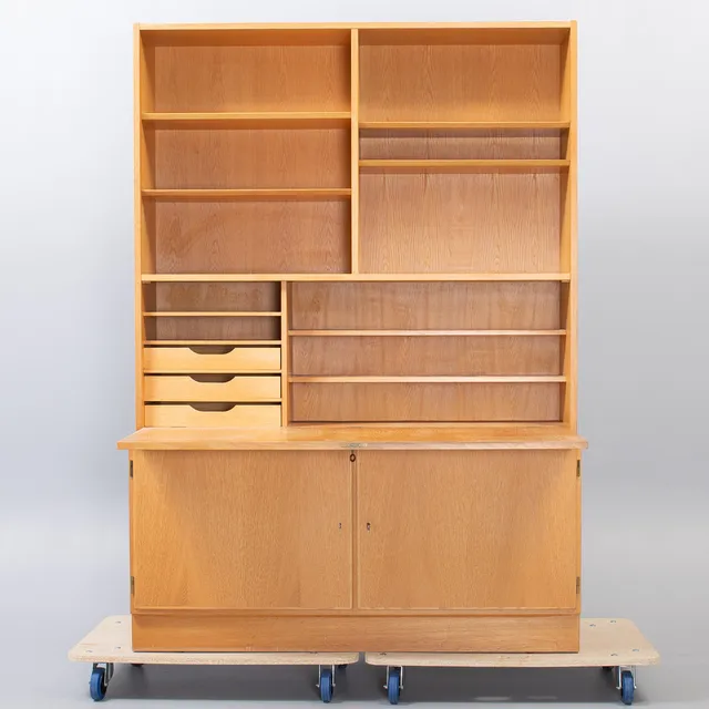 POUL HUNDEVAD. Reolsystem med skriveplade af egetræsfiner, Hundevad & Co., Danmark, 1960'erne.