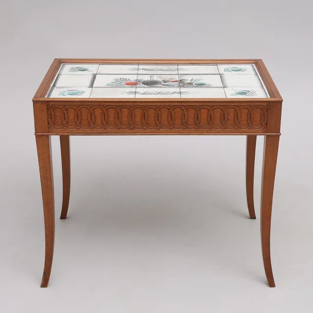 SIDOBORD MED EMALJMÅLAT KAKEL, signerat Edgar Böckman 1930. Stomme av mahogny med flatskuren nollist.