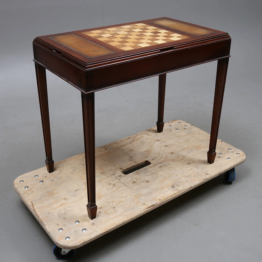 SPELBORD, engelsk stil, 1900-talets andra hälft. — Tables — Auktionshuset Kolonn