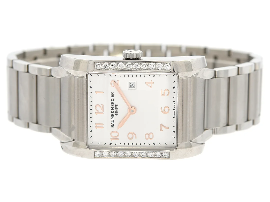 BAUME&MERCIER, Geneve, Hampton, Serie nr. 5438355, Ref nr. M0A10023, Boett nr. 65694, damur, 27 x 31 (40) mm, stål, quartz, safirglas, datum, briljanter på boetten (20 st. TW/VSI), originallänk, viklås, cert, januari 2020, box, ytterkartong. — Klockor/Baume&Mer — Kaplans