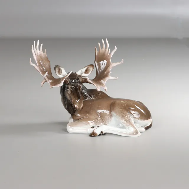 THEODOR KÄRNER. 1884-1966. Skulptur, liggande älg, 33,5 x 41 cm, porslin, No 706, Rosenthal, 1900-talets mitt.
