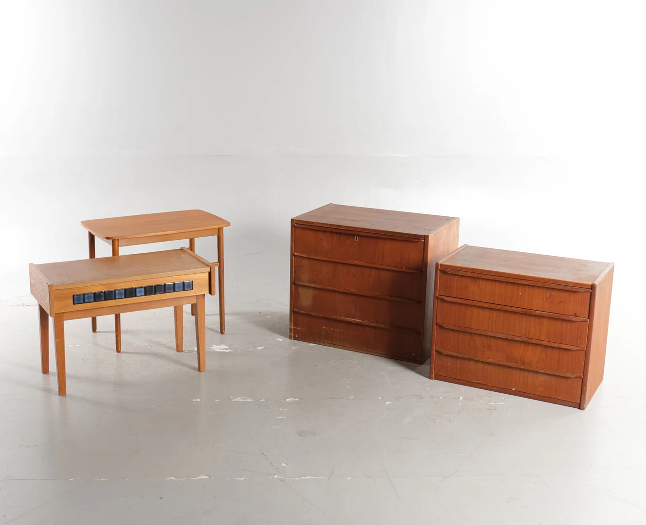 Samling småmøbler, primært af teak. Danmark, 1960-70'erne (4). — Other — Woxholt Auktioner