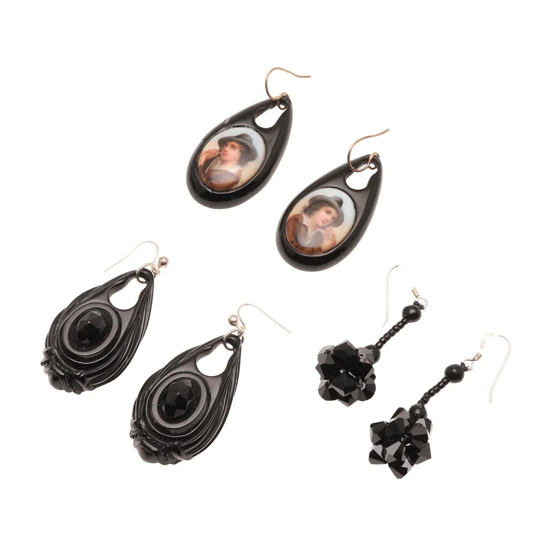 A PAIR OF JET DROP EARRINGS. — Earrings — Lawrences Auctioneers