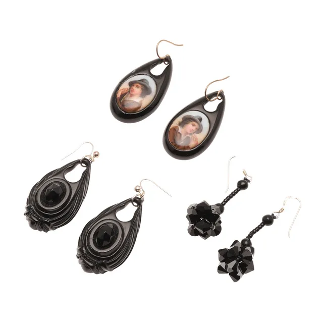 A PAIR OF JET DROP EARRINGS.