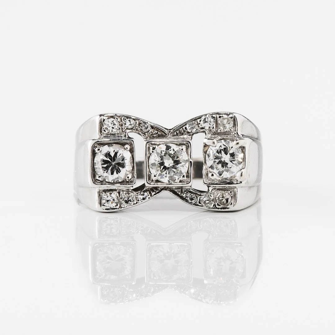 RING, 18K vitguld med gammalslipade och åttkantslipade diamanter. — Rings — Stockholms Auktionsverk Fine Art
