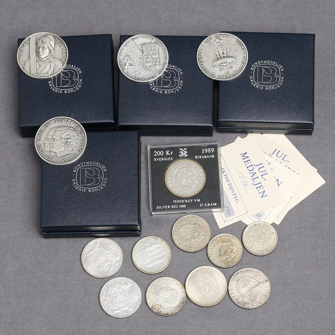 MEDALJER SAMT MYNT, silver, Sverige, 1900-tal. Totalvikt ca 348 gram. — Coins & Banknotes — Auktionshuset Kolonn