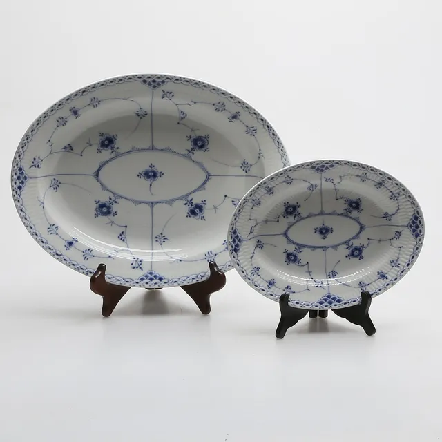 2 UPPLÄGGNINGSFAT, Musselmalet, Halvblond, Royal Copenhagen, nr 533/531.