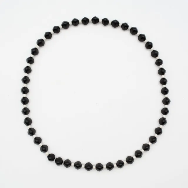 COLLIER AUS GESCHLIFFENEN NEPHRIT UND WEISSEN GLASPERLEN. ENDLOSKETTE.