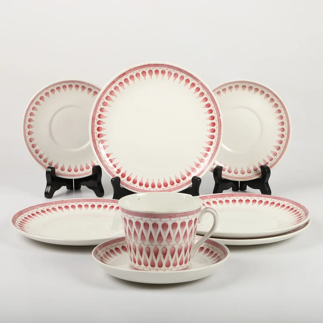 ARTHUR PERCY. Servisdelar, 8 stycken, "Lillemor", röd, porslin, Gefle, 1951-64. — Tableware — Helsingborgs Auktionskammare