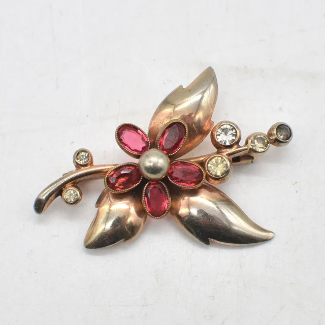 DESIGNERBROSCHE, NACH CLEEF & ARPELS, FARBSTEINBESATZ, UM 1930-1940.