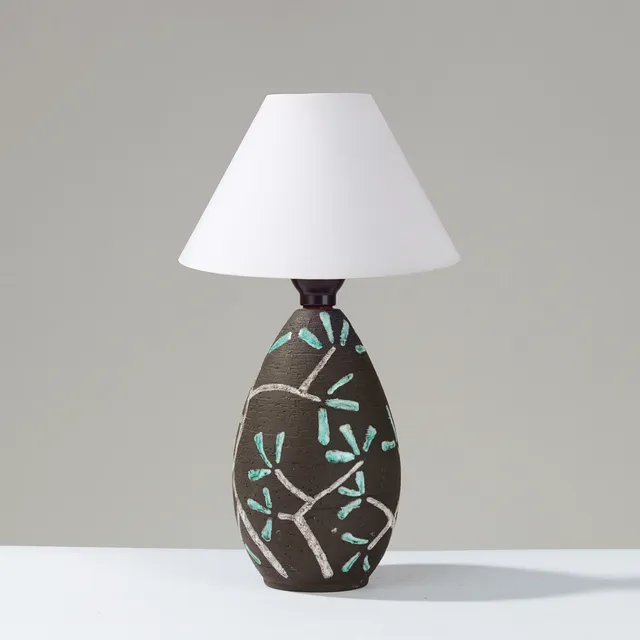 HELGE ØSTERBERG (1905-82). Oval bordlampe af mørkt stentøj med håndmalet dekoration, eget værksted i Virum, Danmark, 1950'erne.