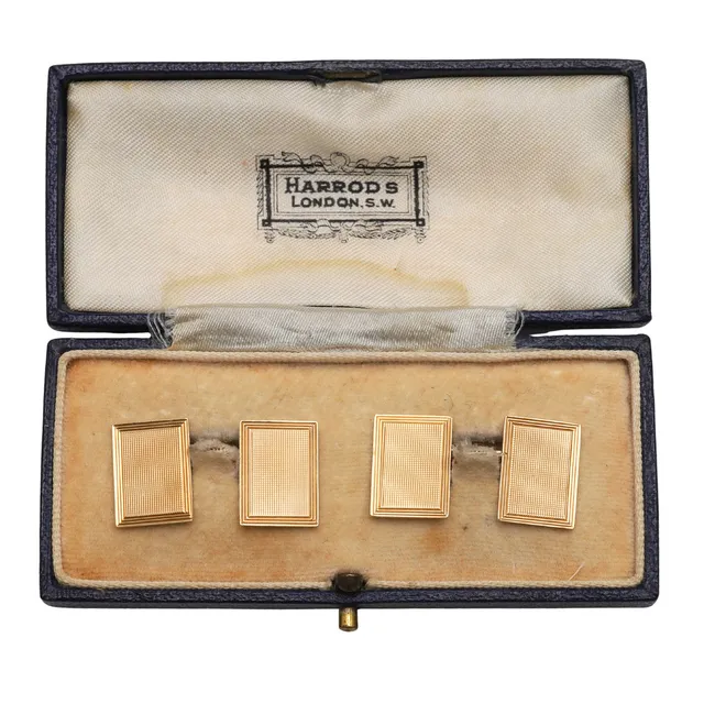 A PAIR OF 18CT GOLD CUFFLINKS.