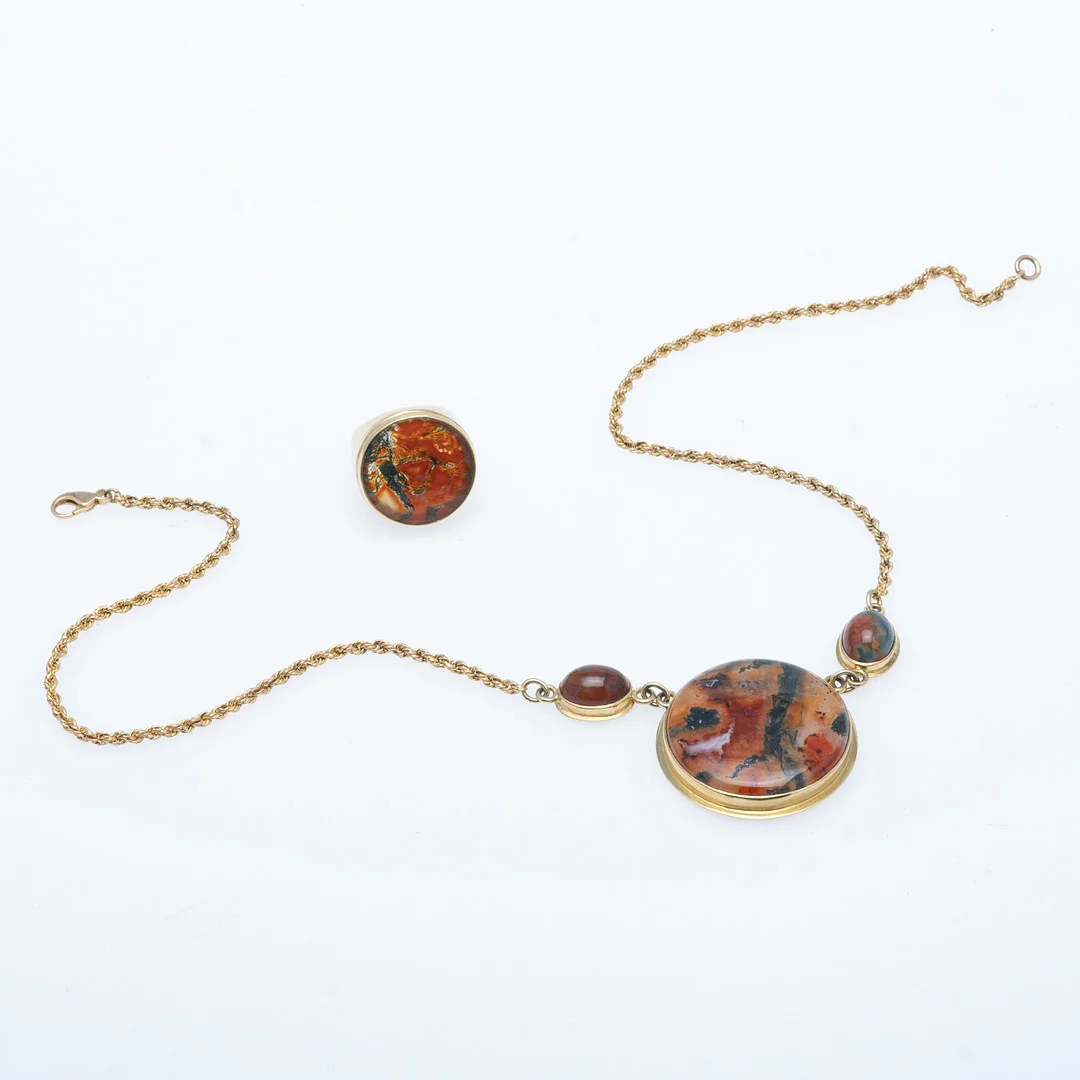 DÖRNER. Set, Collier und Ring, 585er Gelbgold, Achat, Deutschland (2). — Jewellery — Stockholms Auktionsverk Köln
