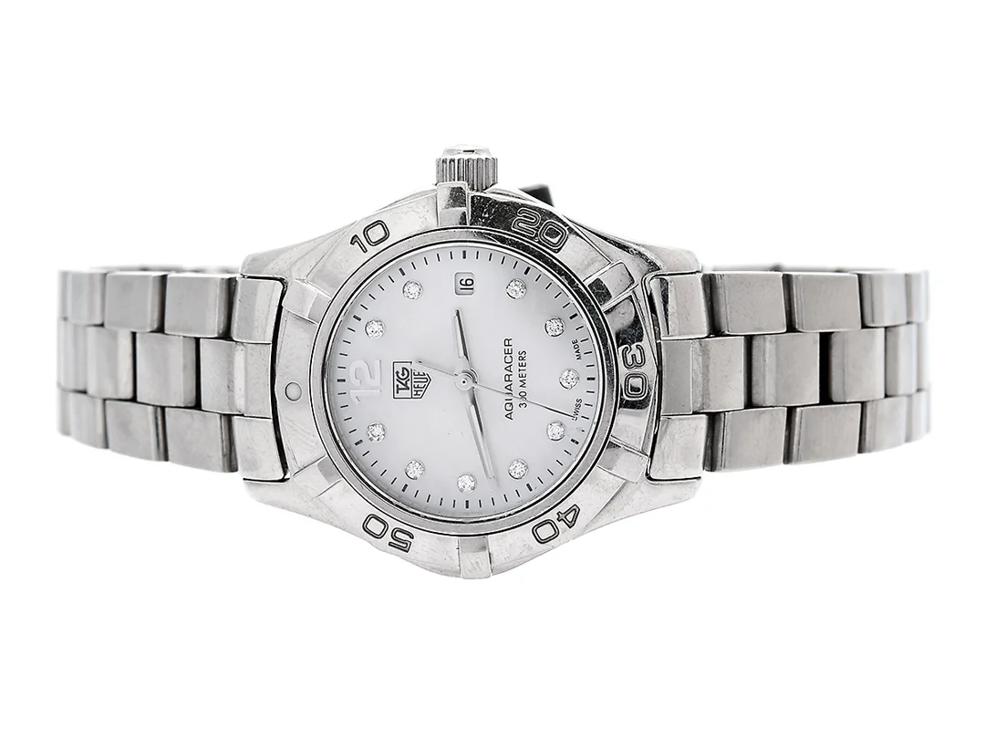 TAG HEUER, Aquaracer (300 Meters), Serie nr. VM9409, Ref nr. WAF1415.BA0813, damur, 28 mm, stål, quartz, safirglas (skadat), datum, pärlemorurtavla med diamanter (10 st. 8/8), originallänk, viklås, Ref nr. FAA026/3111 D, ca 2006, box, ytterkartong. — Klockor/Tag Heuer — Kaplans