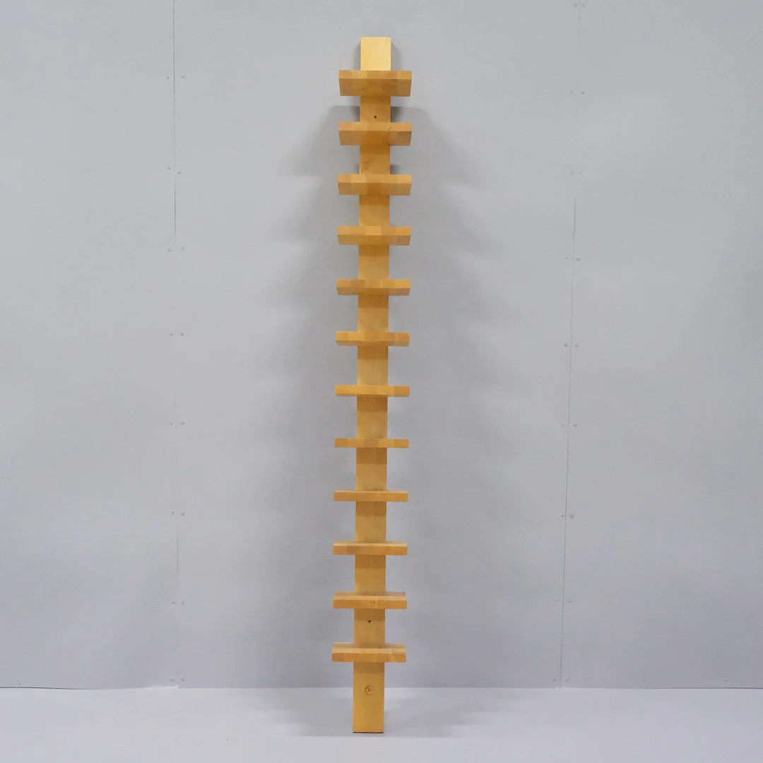 JOHN KANDELL. HYLLA, "PILASTER", EK, KÄLLEMO. — Cupboards, Cabinets & Shelves — Björnssons Auktionskammare