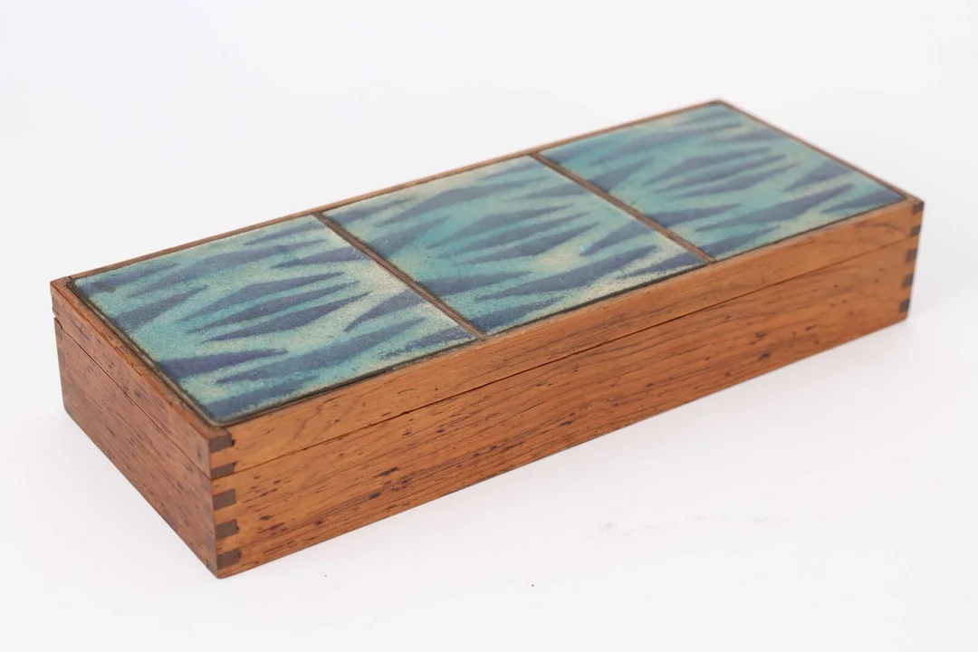 Danish design: Box made of solid rosewood, lid with enamel — Hobby and collectibles/Collectibles — Lauritz