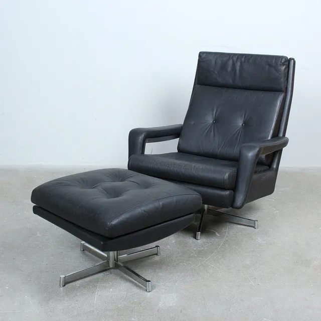HANS KAUFELD. Sessel mit Ottomane, Leder, 1970er.