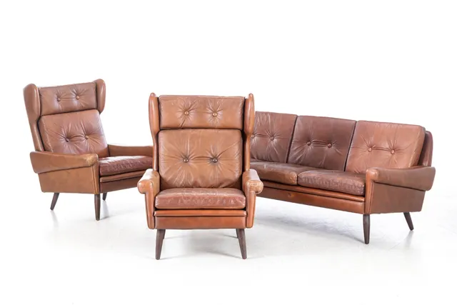 Svend Skipper. A pair of wingback chairs and sofa, brown leather (3)