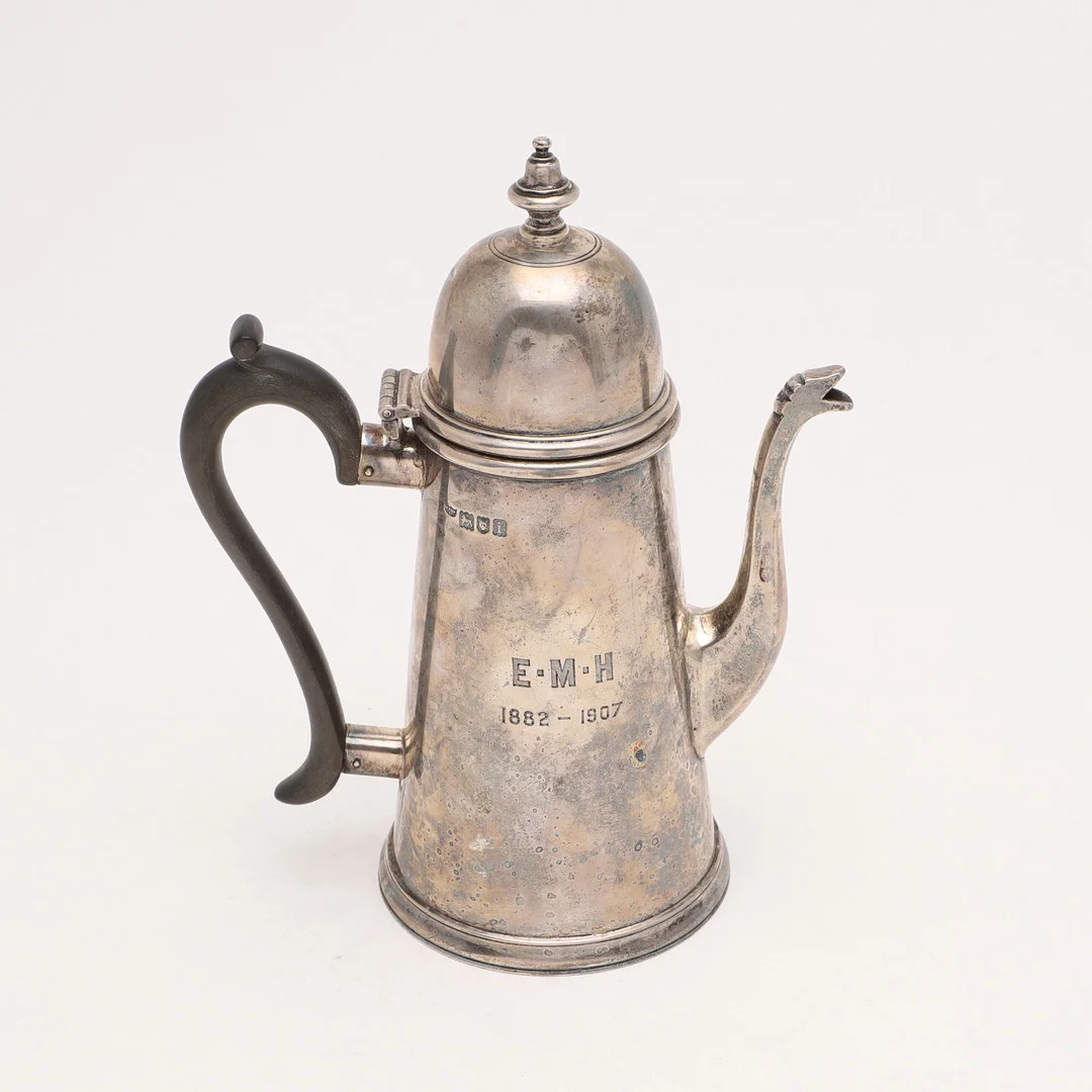 AN EARLY 20TH CENTURY COFFEE POT. — Silver — Lawrences Auctioneers