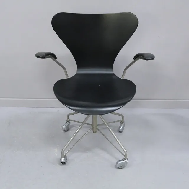 ARNE JACOBSEN. KONTORSSTOL, "SJUAN" FÖR FRITZ HANSEN.