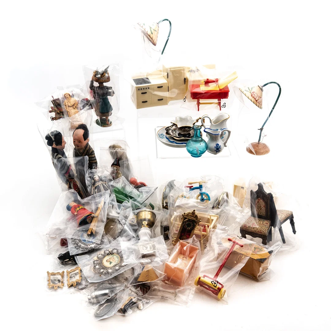 Dockskåpsdelar/Husgeråd/Dockor, Samling, 102 Delar. — Dolls & Teddybears — Norrlands Auktionsverk