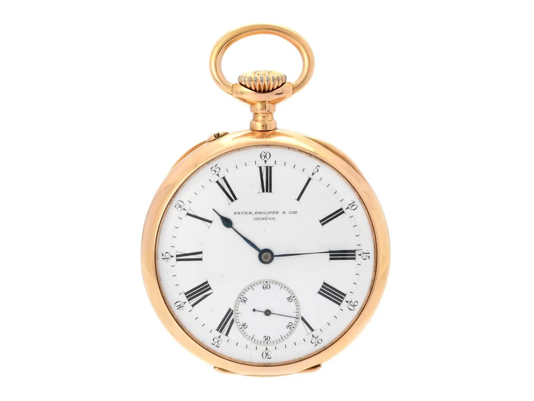PATEK, PHILIPPE & Cie, Genève, fickur, 50,5 mm, Serie nr. 107602, Boett nr. 220152, 18K guld, ankargång, vargtänder, gravyr, innerlock i 18K guld, bucklor boett (se fördjupad information), ca 1900. — Klockor/Patek Philippe — Kaplans