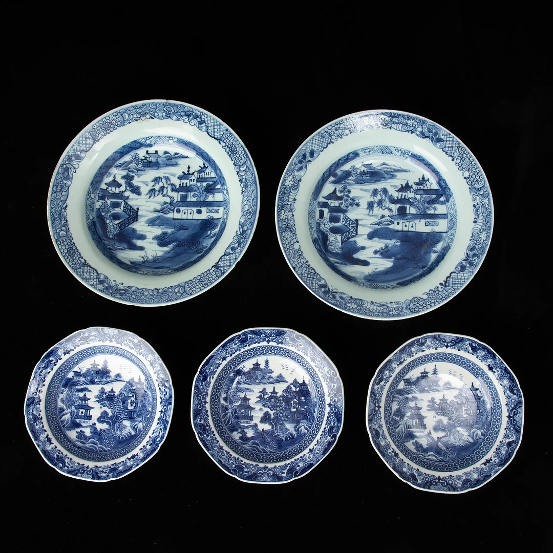 DJUPA TALLRIKAR samt BÄRTALLRIKAR, 2+3 st, porslin, Kina, 1700-tal. — Ceramics & Porcelain — Stockholms Auktionsverk Göteborg