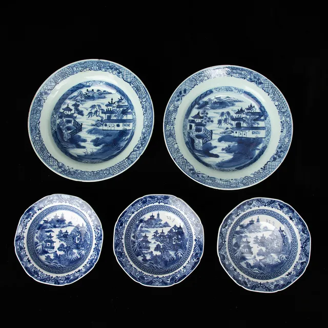 DJUPA TALLRIKAR samt BÄRTALLRIKAR, 2+3 st, porslin, Kina, 1700-tal.