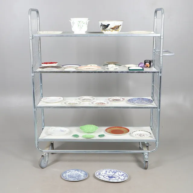 MIXED ASSORTMENT OF CERAMICS.