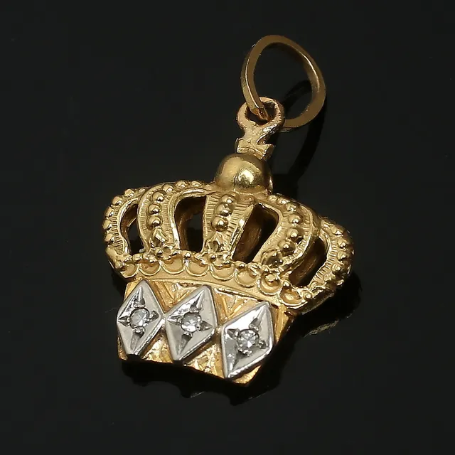 HÄNGE, i form av en krona, 18K guld med diamanter ca 0,02 ctv.