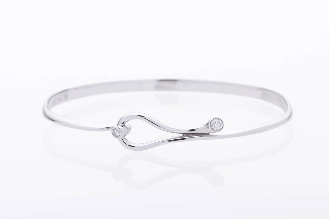 Regitze Overgaard for Georg Jensen: A 'Magic' bangle of 18k white gold, total 0.12 ct. Size M. — Jewellery/Bracelets — Lauritz