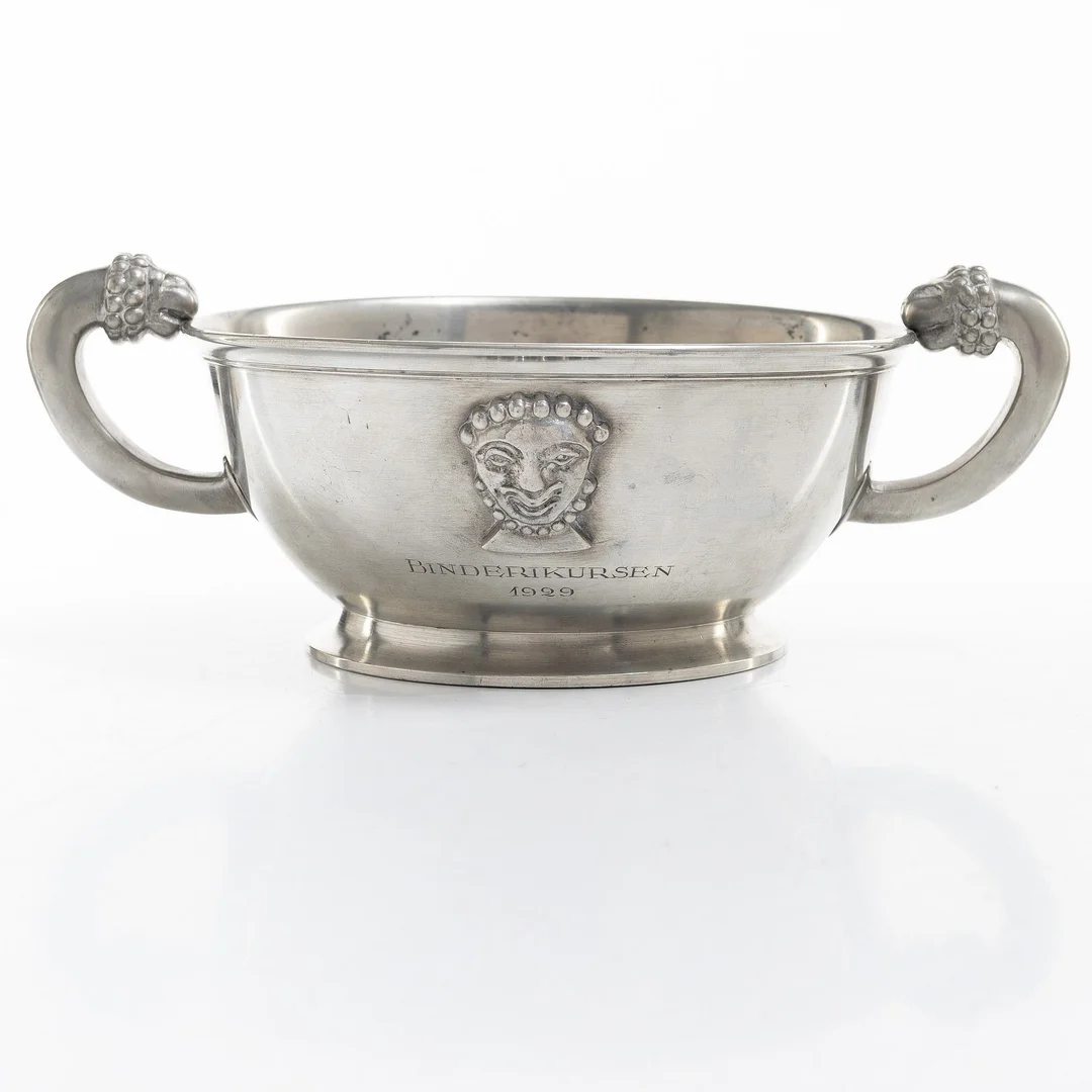 Anna Petrus, och Estrid Ericson, modell A 325a, skål med hänklar, tenn, Firma Svenskt Tenn, Stockholm 1928. — Design/Övrigt — Bukowskis