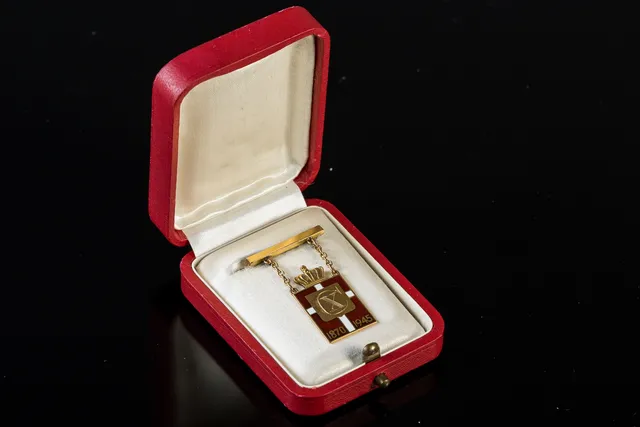Georg Jensen. 'Kongemærke' af 14 kt. guld prydet med farvet emalje