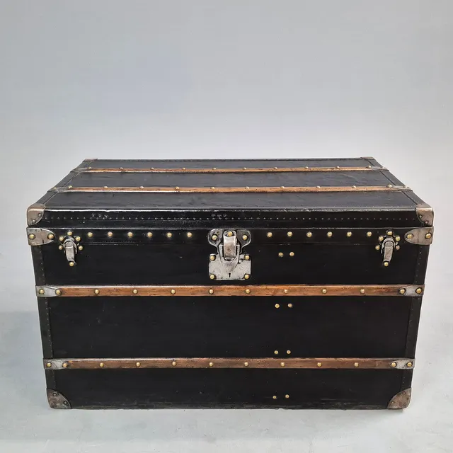 A LARGE EARLY 20TH CENTURY LOUIS VUITTON TRUNK.