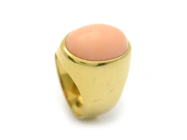 RING, 18K guld, snidad rosa korall, stl 15,75 mm, vikt 7,8 g.
