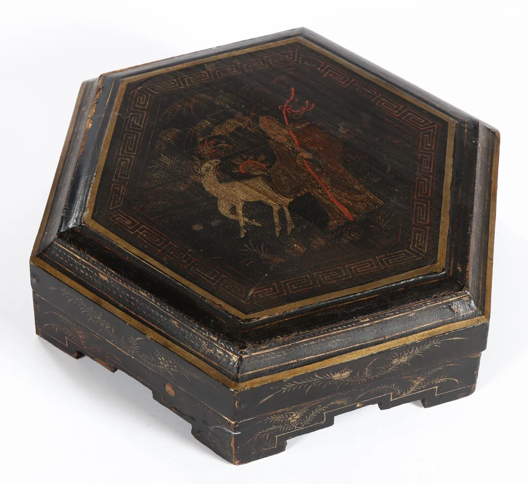 China, 19th century. Hexagonal storage box lacquer work — Hobby and collectibles/Asian art — Lauritz