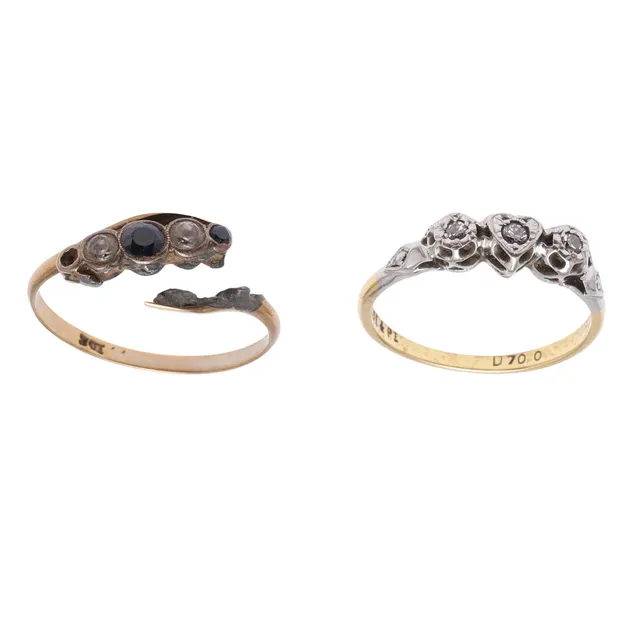 AN EARLY 20TH CENTURY 18CT GOLD AND DIAMOND THREE STONE RING AND A 9CT GOLD RING.